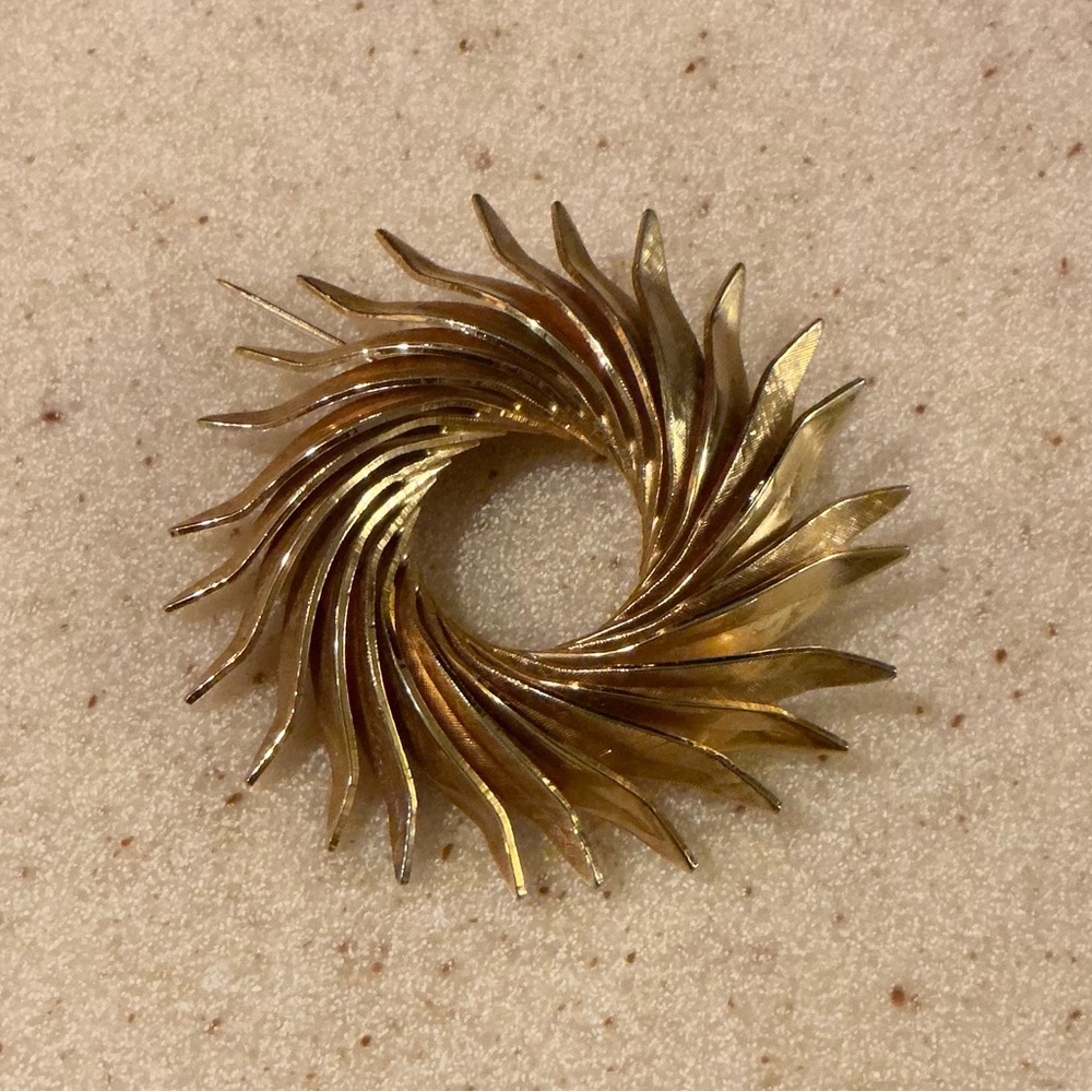 Elegant Gold Brooch with Leaf Design and Circular Shape
